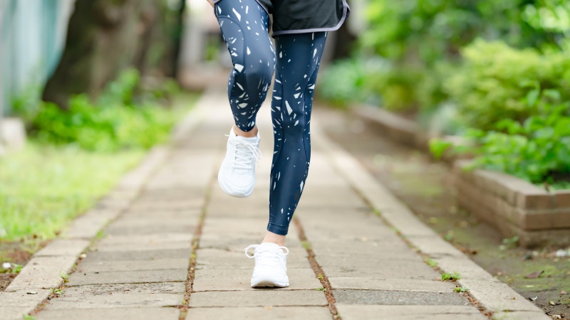 スロージョギングをする女性の足元