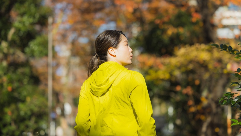 周囲を見回しながらジョギングをする女性