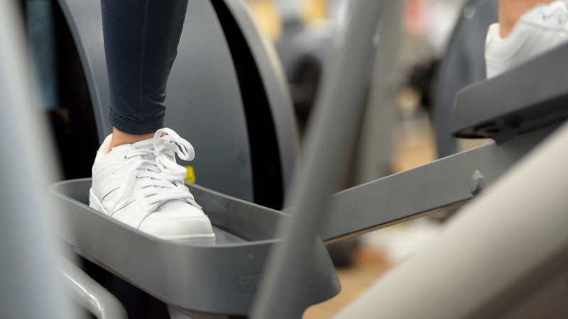 クロストレーナーのペダルに足を乗せている写真