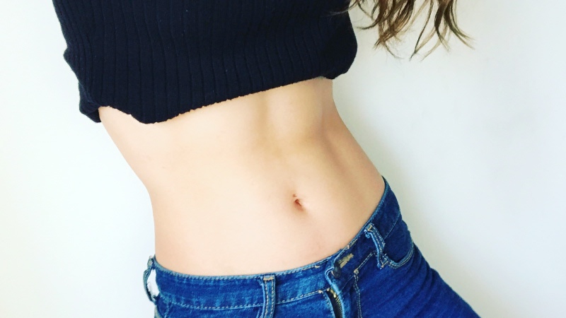 腹筋の縦線「アブクラックス」がある女性