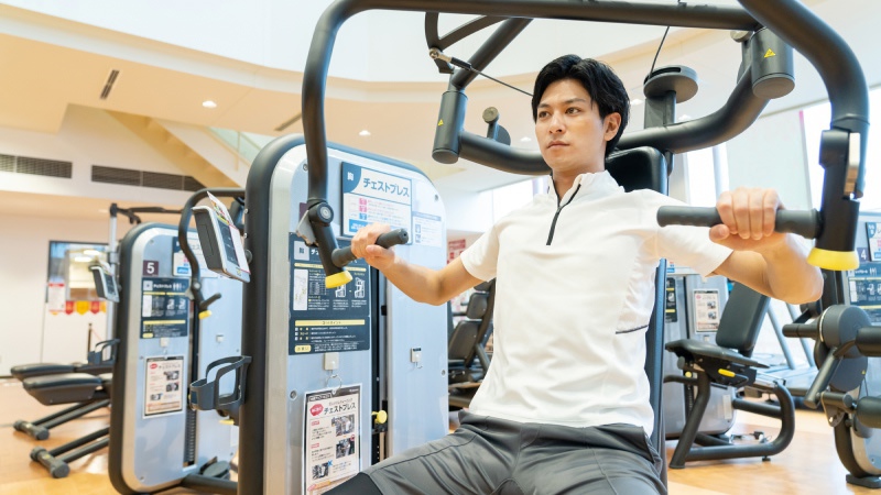 胸に効かせるチェストプレスのやり方とコツ｜フォームや重量の目安も
