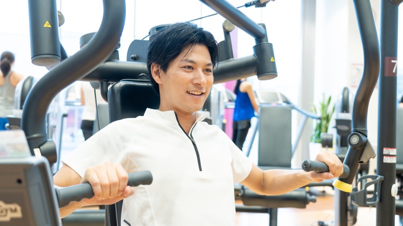 胸に効かせるチェストプレスのやり方とコツ｜フォームや重量の目安も