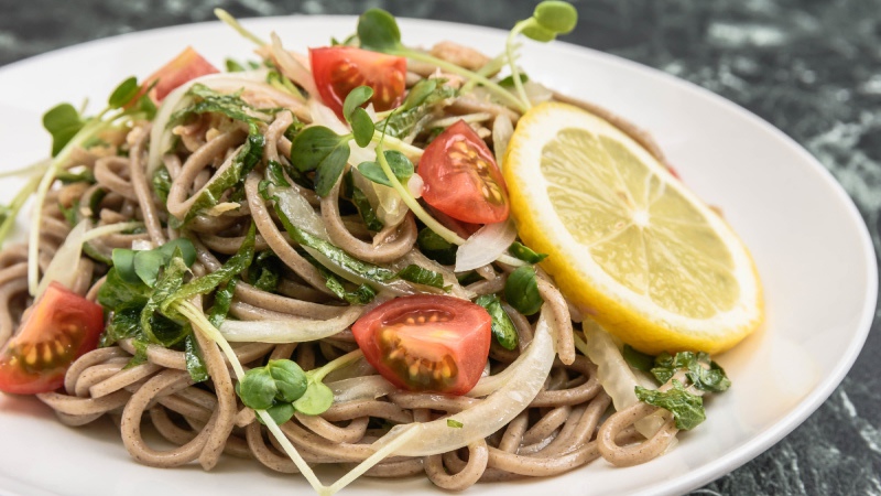 「サラダそば」は野菜量を増やしやすい