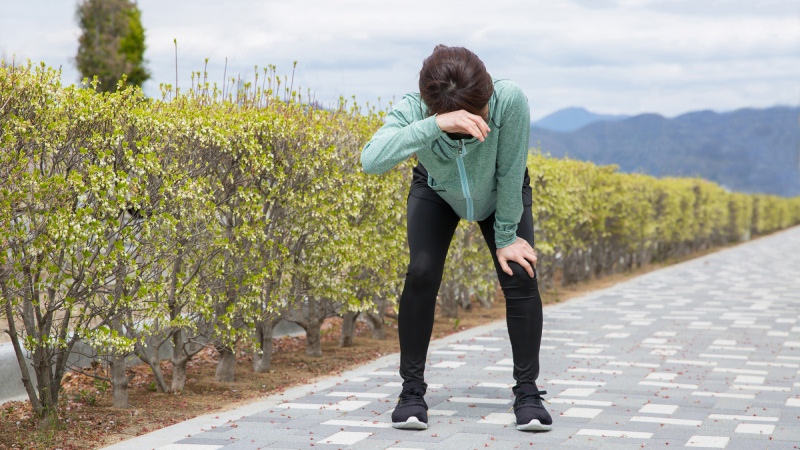 走りすぎで疲れている女性