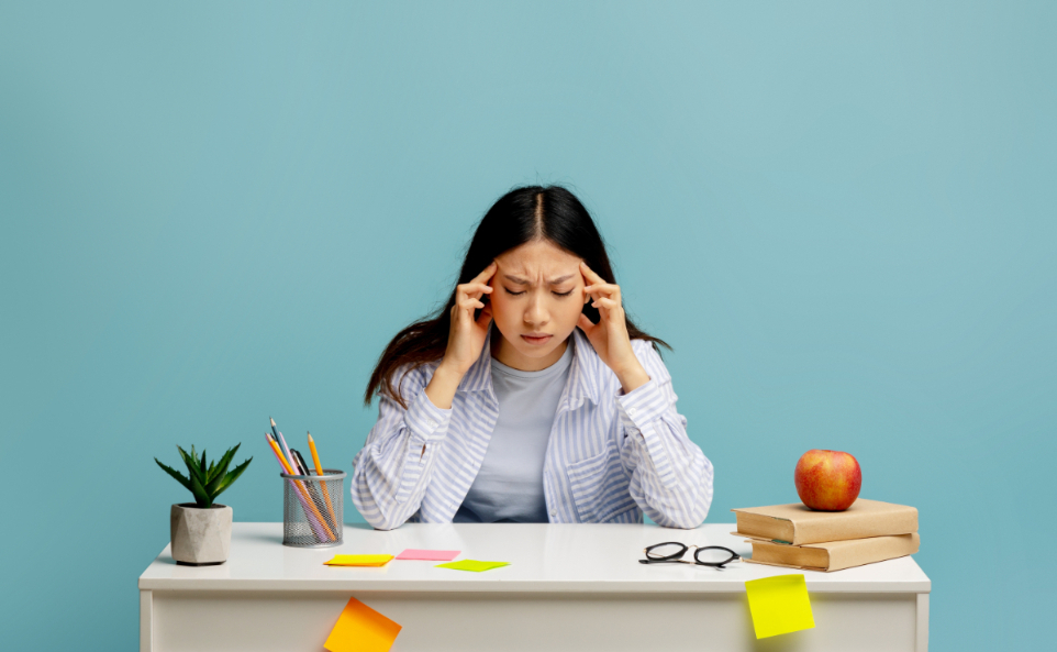 頭の痛みは座り方が原因かも?正しい姿勢を意識して快適なデスクワークを!