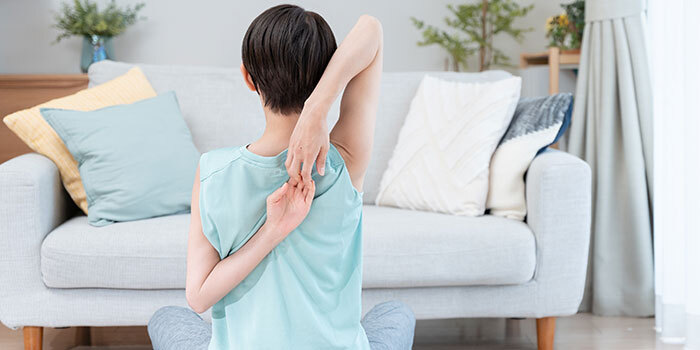 チェック②:背中の後ろで手を組むことができる?