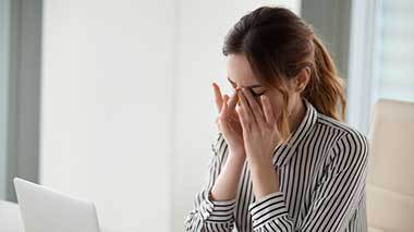 その目の疲れ、原因は姿勢が悪いから？