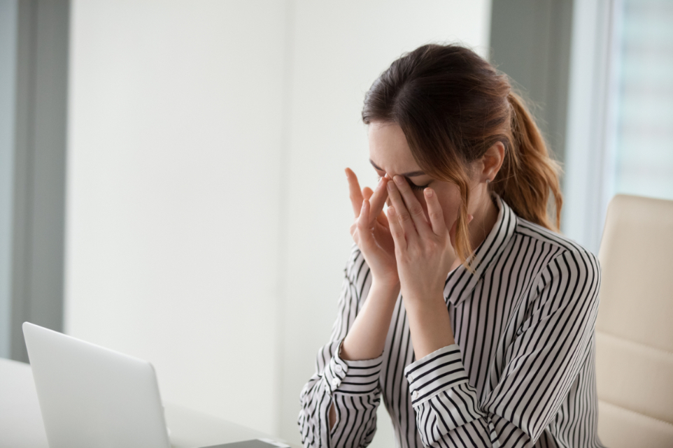 その目の疲れ、原因は姿勢が悪いから?