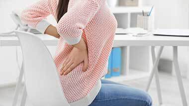 座りっぱなしによる腰痛をなんとかしたい…こまめなストレッチで筋肉をケアしよう