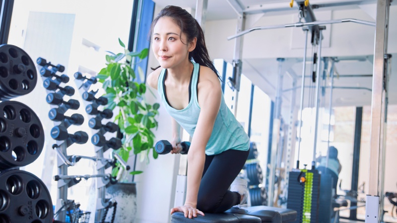 自宅でもできるダンベルトレーニングは初心者にも人気
