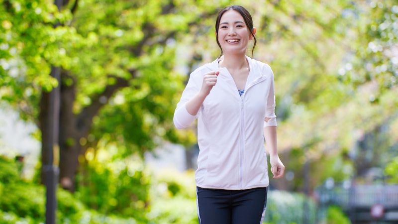 屋外でウォーキング中の女性