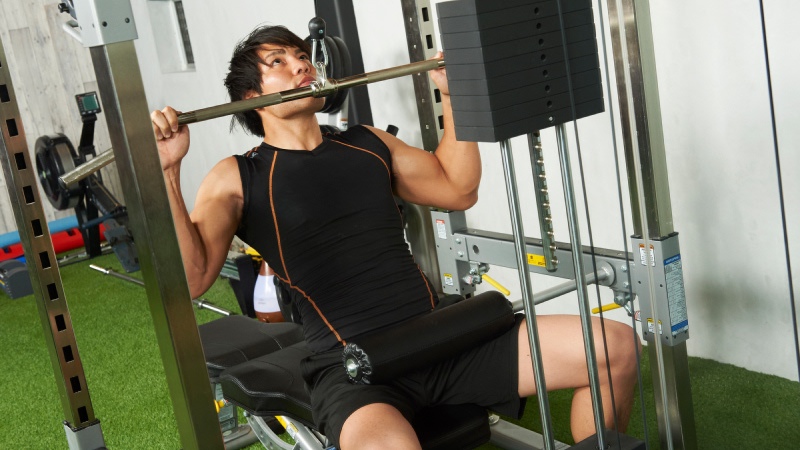 ラットプルダウンをする男性