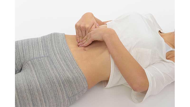 やれば実感！寝たまま簡単にできる腸マッサージの方法