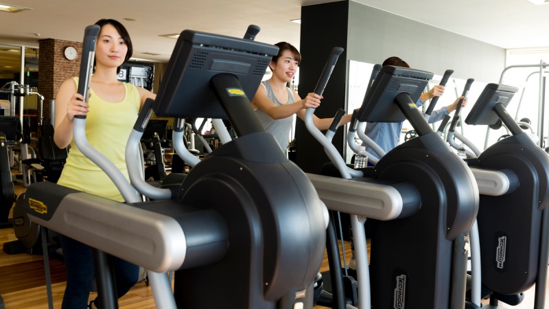 クロストレーナーが並ぶジムの風景