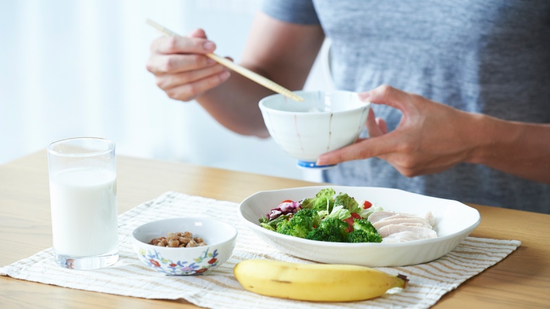 ブロッコリーと鶏肉と納豆とお米の並ぶ食卓