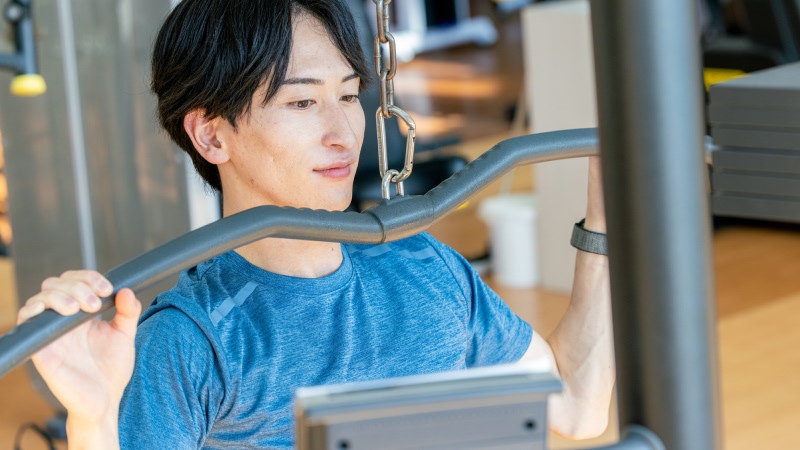 ラットプルダウンをする男性