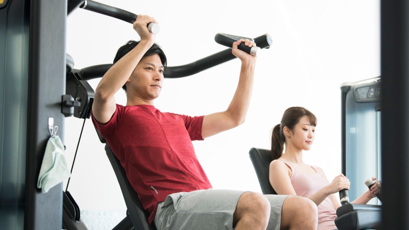 ショルダープレスは適切なフォームやマシンの設定で効き目が変わる