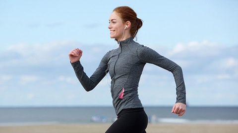 音楽を聴きながら歩く女性